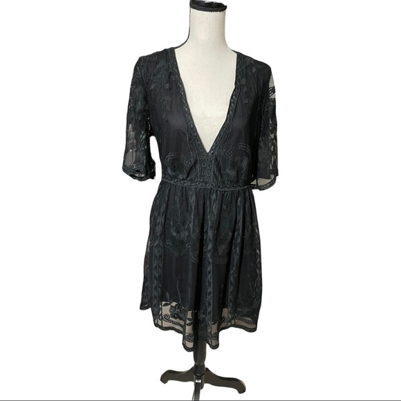 Haute Monde Dresses & Skirts - Haute monde lace dress plunge V-neck. Zipper back size Large. Black.